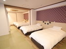 和洋室はツインルーム×２セットの４ベッドです。ベッドはそれぞれハリウッドツインにもできます。