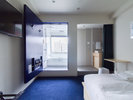 Standard　Queen　with　River　View｜バスルームから隅田川を望む、クイーンサイズのベッドのあるお部屋です。