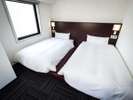 客室：120cm幅広々ベッド2台は可動できるのでくっつけてご利用可能。