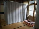 和室の簡易個室。（男女共有）カーテンがあるので安心。1名分のちょうど良い大きさです。