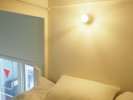 ベッドは全室個室タイプで、調光ライト、ハンガーとフック、小さな棚とコンセントを用意しています。