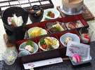 【朝食】松花堂形式の箱膳に色とりどりのお料理が並んでいます。
