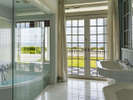 浴室も南向きのオーシャンビューです。扇型の大きなバスタブは、海を見ながら入浴するするのに最適な形。