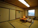 12畳和室：大きな窓からは湯沢の山々、町、森が見渡せます。広々とした和室でのんびりお過ごしください。