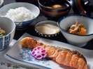 *【朝食一例＊本館】焼き魚に小鉢に炊き立て御飯…素朴ながらもほっと安心できる朝ごはん。