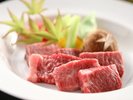 □【彩の料理　一例】長野県産の霜降和牛を、お客様ご自身で鉄板で焼いてお召し上がりいただきます