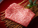 会津牛ステーキは上質な脂がのった、炭火ととても相性の良い食材。溢れる肉汁が特。