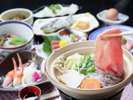 夕食は料理長が腕を振るう季節の会席料理をどうぞ。