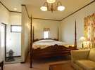 英国アンティークコテージの１室。各部屋ごとにベッドと内装が異なります。