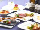 ●【夕食】栃木県産和牛のローストビーフと季節の魚料理をお楽しみください。（イメージ）
