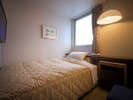 【シングル】8平米/ベッド幅100cmのお部屋。床は温かみのある木目調フローリング。