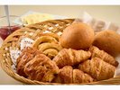 【朝食・焼き立てパン】朝食バイキング会場では焼き立てパンをご用意しています。