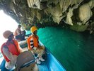 イタリアにある”青の洞窟”を連想させるサッパ船。小型の舟だからこそ見れる青の景色