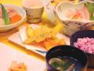 【夕食（和会席）一例】不老長寿の薬として知られるハーブ『ハンダマ』の天ぷらをぜひご賞味ください！