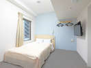 ユニバーサルダブルルーム（ベッド幅140cm×195cm　広さ18～19平米）：広めのお部屋でゆっくりお寛ぎください