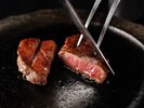 【特別会席】阿蘇の溶岩から作った溶岩プレートの上で焼き上げる「牛フィレ肉の溶岩ステーキ」