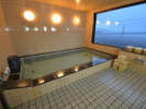 最上階にある浴室(男性用)。24時間入浴ＯＫ。おススメは日本海を一望できる早朝！
