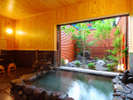 【匠(しょう)】檜壁、檜天井の心地よい香り溢れる内湯には個性豊かな石々で組まれた趣き深い岩風呂