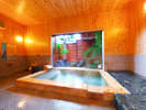 【信(しん)】内湯には壁や天井までもが檜造りの檜風呂とゆっくり寛げる鉄平石ベッド。