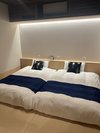 秋田の空をイメージ。青と白をベースにしているお部屋。熟睡するためのエアウィーヴ製セミダブルベット