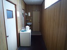 離れの廊下です。冷蔵庫、電気ポットはあります。洗面台は小さいのが1つです。