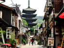 京の魅力を知り尽くした俥夫が旅のコンシェルジュ。ホテル前から八坂神社や一念坂（ねねの道）を巡ります。