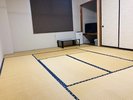 ８畳よりひと回り大きな角部屋です。収容可能人数は２～４人となります。