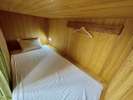 それぞれのベッドはカーテンで仕切られており、同じ空間でもプライベートを保てます。