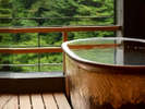 【露天風呂付き和室　12帖】　お風呂からは、眼下に流れる「滝川」や山々の自然をご覧いただけます。　