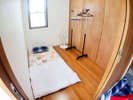 【一人部屋】フローリングのお部屋でお布団を使用。扇風機、ハンガーラックあり。