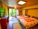 【4階和室+ベッド2台】和室10畳のお部屋にベッド2台があるお部屋です。50インチの大型TVも設置。