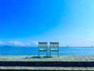 【天国が見える椅子】ボンズの目の前には青い海に映える２脚の白い椅子があります