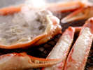 焼きガニは、香ばしさや旨味が引き立つ七輪炭火で焼きあげます。贅沢なひとときをお楽しみください。