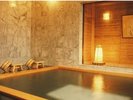 大理石の壁に桧の浴槽。時を忘れてゆったりと寛ぐことができます。