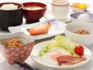 朝食の一例。納豆・生卵は冷蔵庫からご自由にお持ちください。挽きたてのコーヒーも飲み放題です。