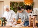 福島県の名物「喜多方ラーメン」を粉から麺打つ特別な夏休み体験