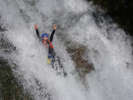 8mの滝で天然ウォータースライダー体験！