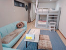 ・【部屋】おしゃれな洋室に二段ベッドと水色のソファが魅力的。家族や友人と快適ステイ