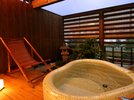 露天付き客室の露天風呂一例。優しい天然温泉です（シャワー無し）