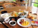*【朝食一例】ちゃんぷるーなどの沖縄料理ほか、手作り料理が並ぶ朝食。