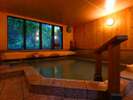 草津最古の湯、白旗源泉を引いて、自然に温度を下げそのまま浴槽に注がれています。