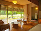 【客室例】本館和室。窓の外には日本庭園の美しい眺めが広がります。