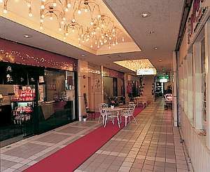 １階、２階には飲食店などテナントが14店舗あり便利。