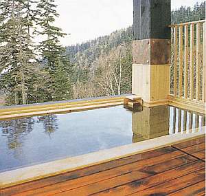 屋根付の露天風呂は総木造となっており木のいい香りをお楽しみ下さい