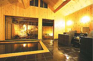 館山温泉「和楽」の檜の内湯(女湯)　奥は檜の露天風呂