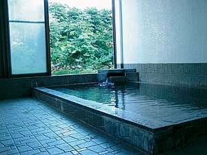湯花の舞う天然温泉２４時間入浴できます　
