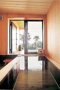 窓を開ければ外の景色が広がる檜風呂