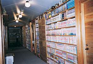 名物・廊下の図書コーナー　1万冊以上のマンガや文庫本を用意