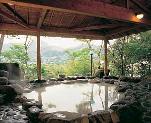 金時山を望む絶景の露天風呂