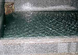 名湯温川のお湯。かけ流しの天然温泉。
